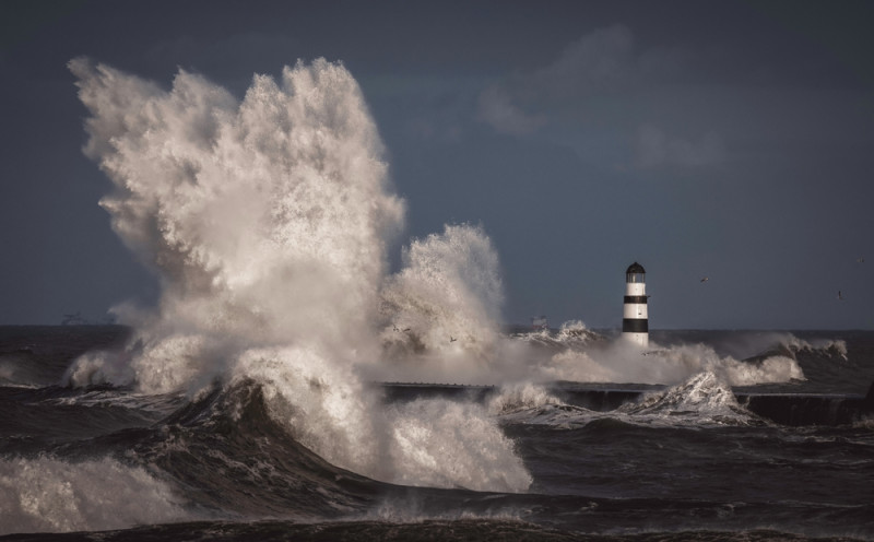Un phare battu par la mer