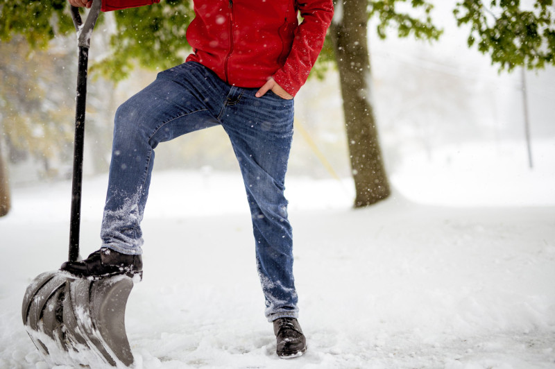Un homme avec une pelle à neige