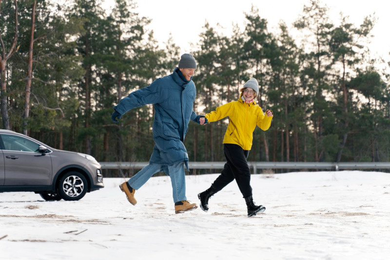 Deux personnes courent sur la neige