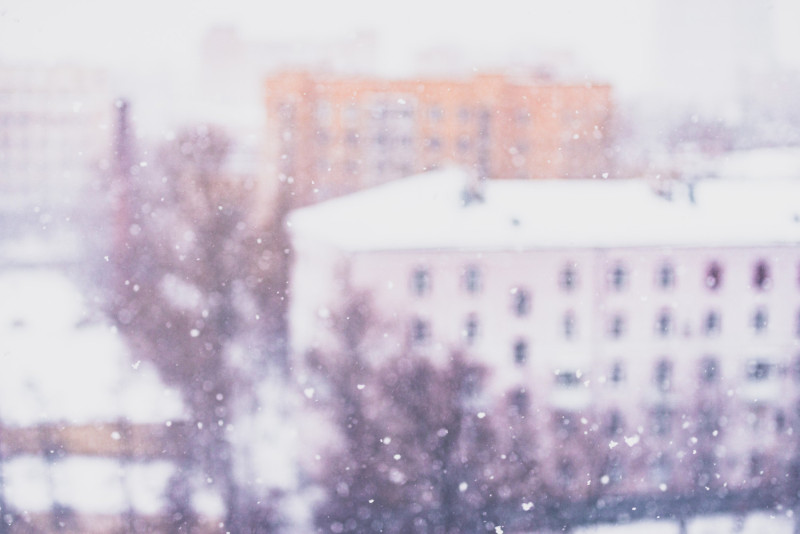 De la neige tombe en ville