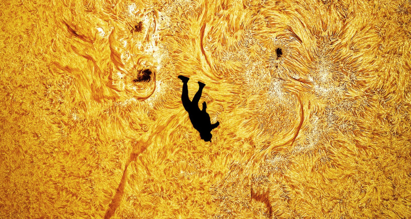 Photo d'un homme devant le soleil