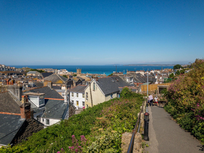 Une ville près de la mer