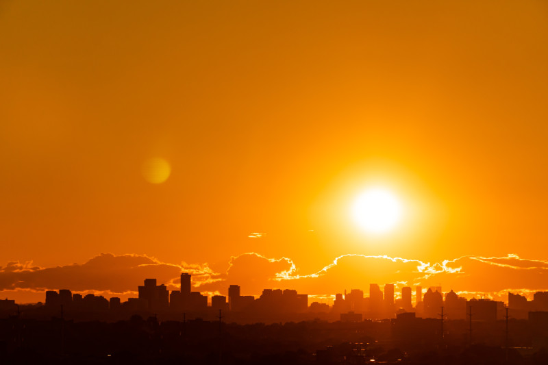 Soleil de plomb en ville