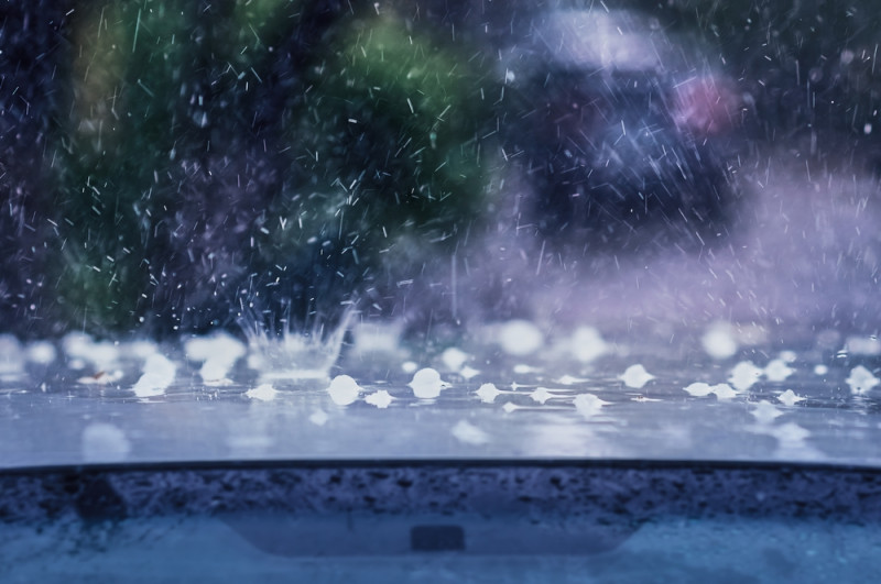 Voiture sous la grêle2366