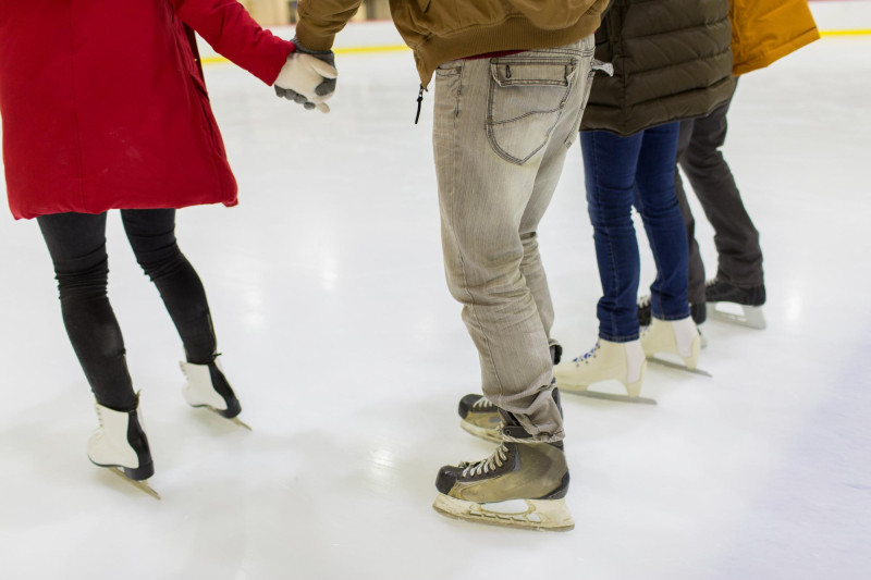 Des amis à la patinoire