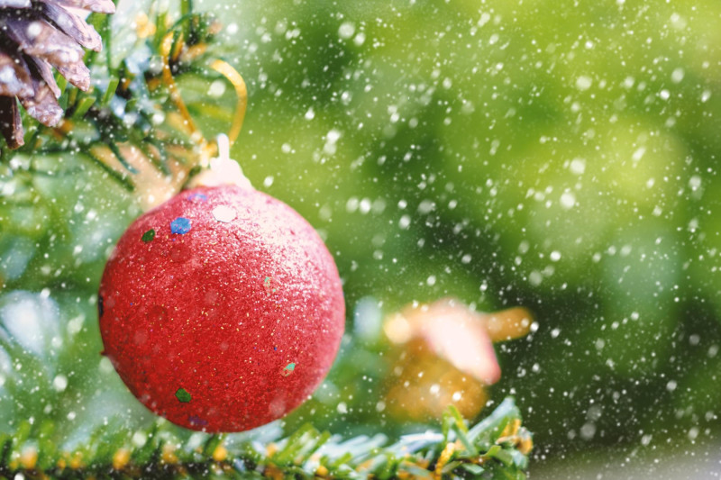 Boule de Noel attachée à un sapin sous la neige