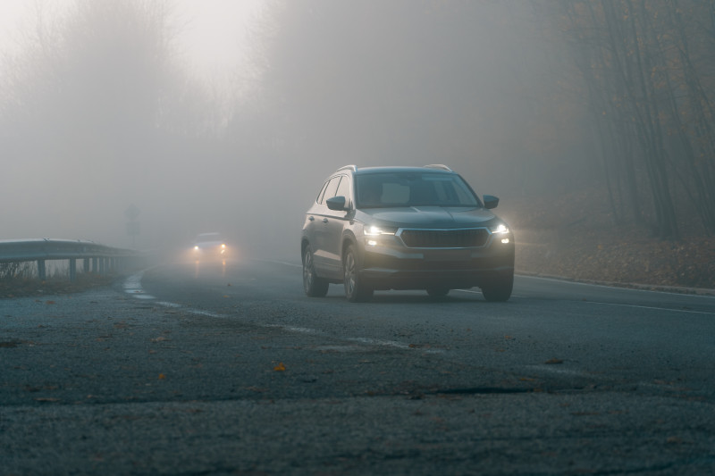 Vue d'une rue avec du brouillard