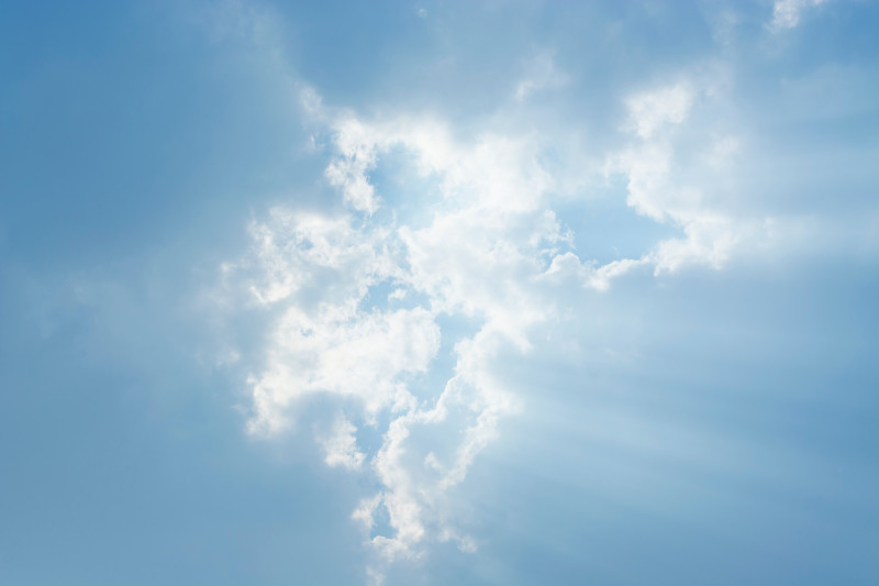 Vue d'un ciel avec des éclaircies