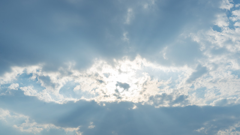 Ciel ensoleillé et nuageux