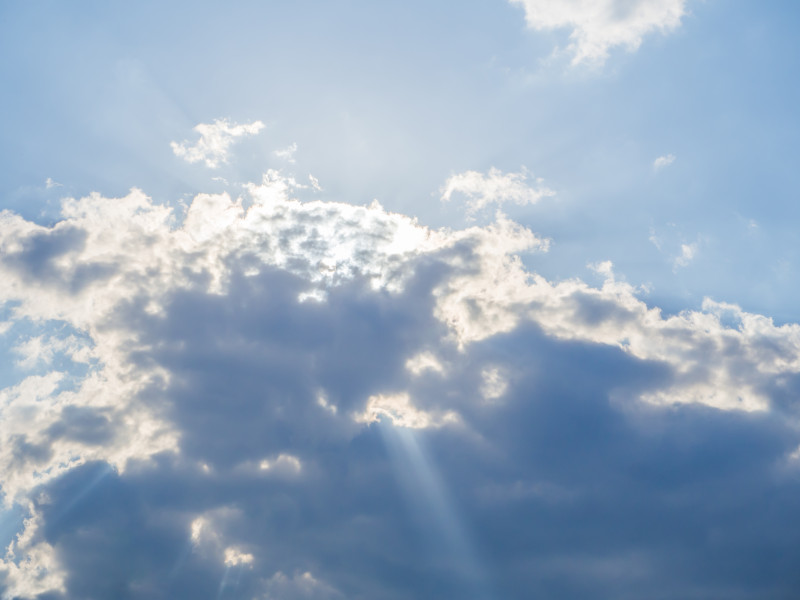 Vue d'un ciel lumineux avec des nuages