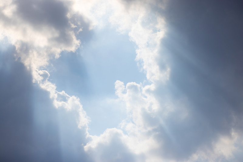 Vue d'un ciel avec des éclaircies