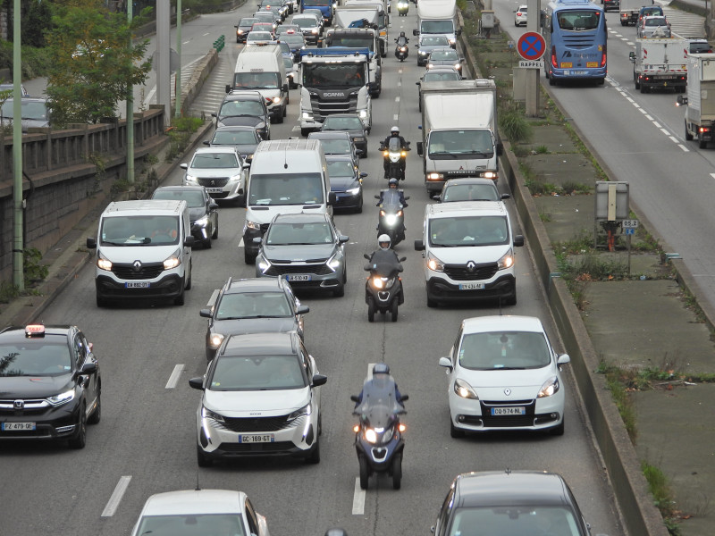 Circulation dense sur la route