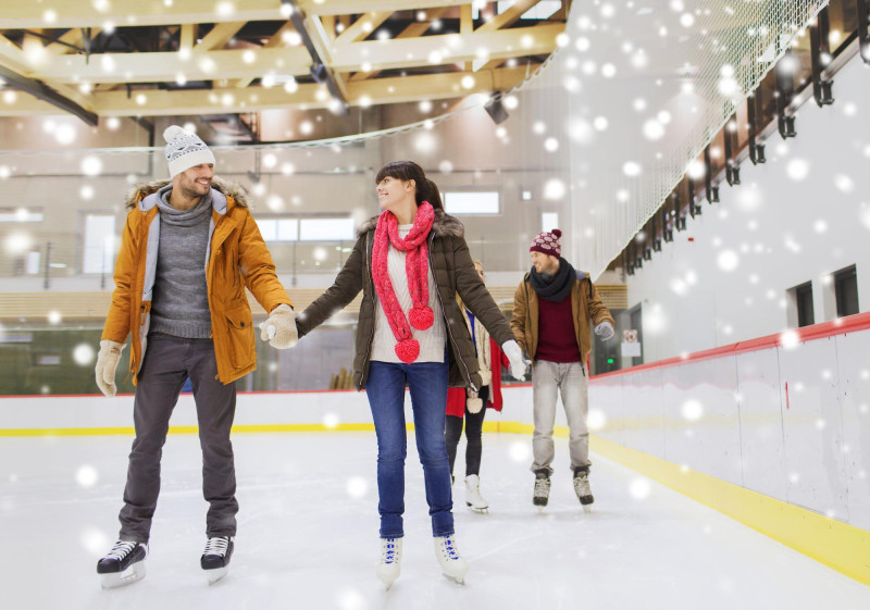 Un couple fait du patin à glace