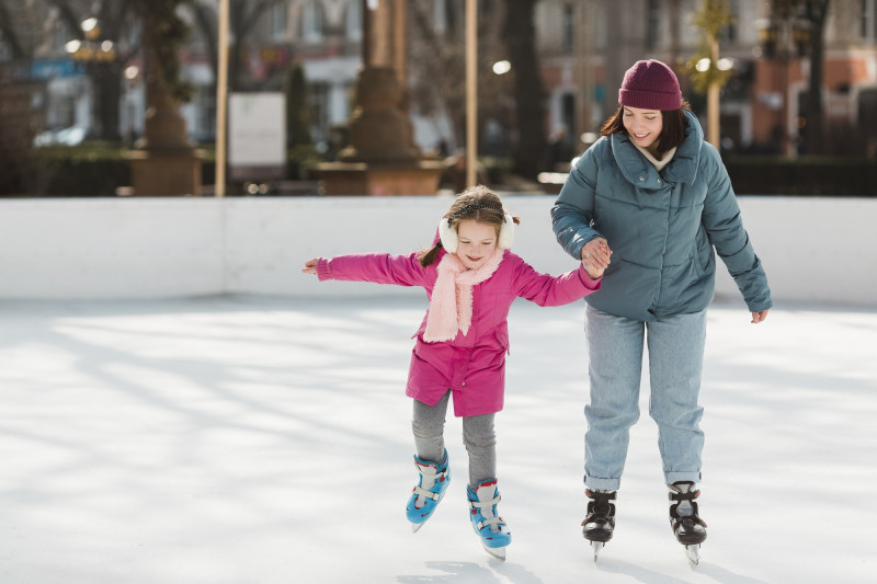 Une mère et sa fille à la patinoire