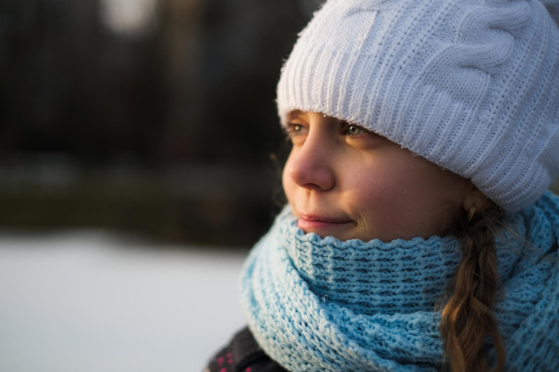 Femme avec un bonnet et une écharpe