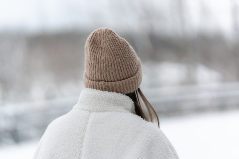 Vue d'une femme de dos avec un bonnet en hiver