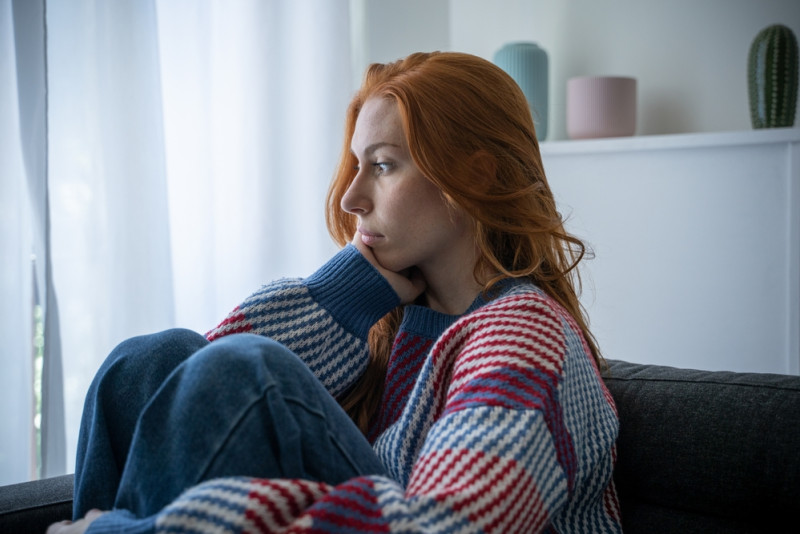 Jeune femme assise semblant déprimée