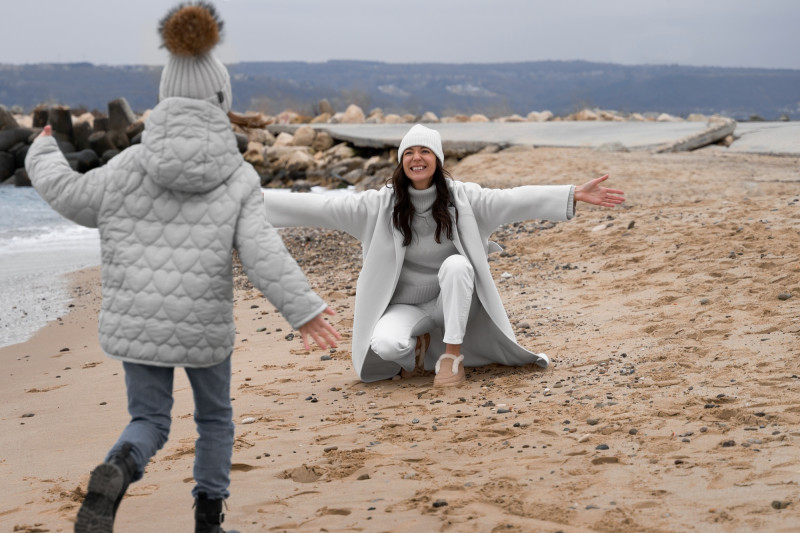 Une femme et sa fille sur une plage de Bretagne en hiver
