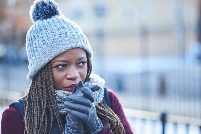 Femme avec un bonnet et une écharpe