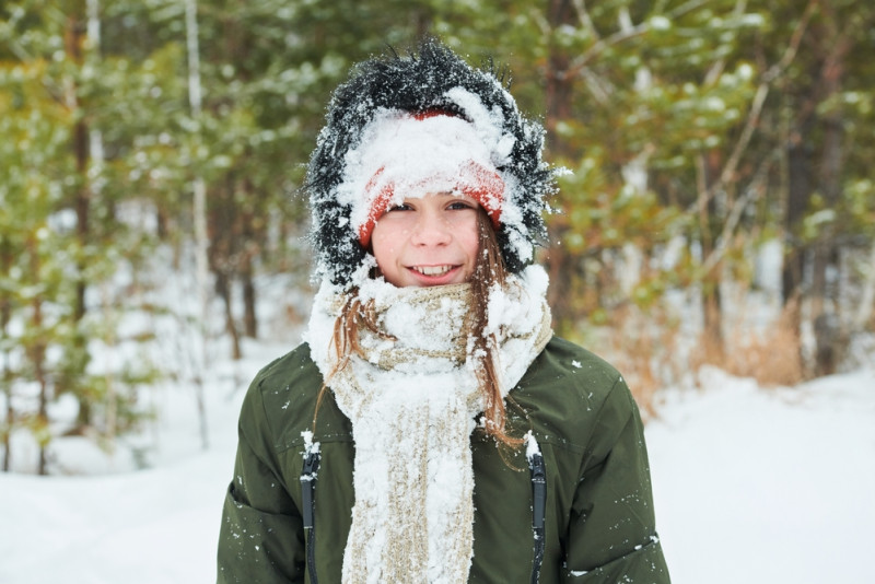 Femme chaudement habillée dehors