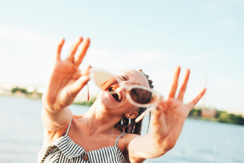Femme heureuse avec des lunettes de soleil