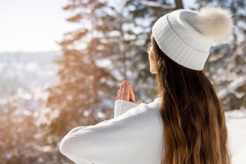 Une femme en hiver avec un bonnet