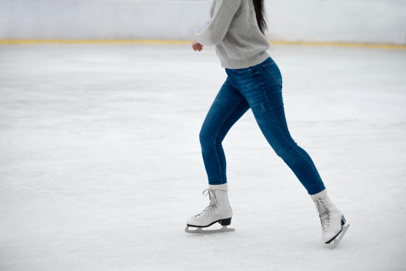 Une femme fait du patinage