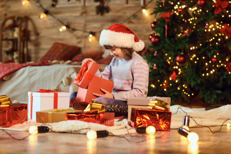 Une fillette ouvre ses cadeaux de noel