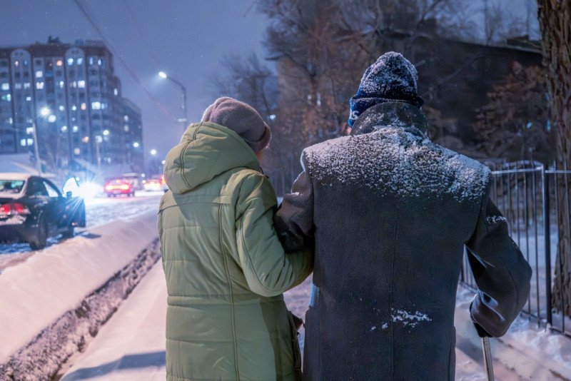 Un couple âgé marche difficilement dans le froid