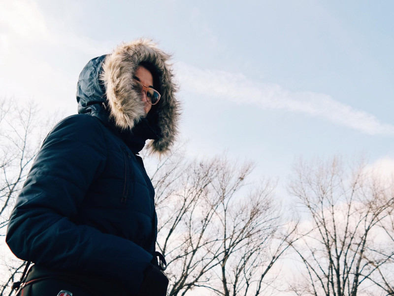 Un homme porte un épais manteau d'hiver