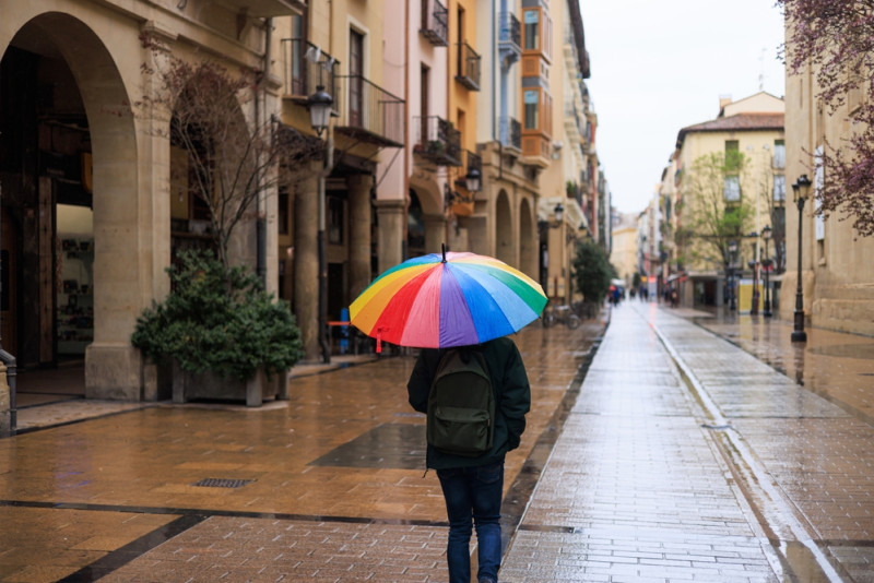 Une personne avec un parapluie se promène en ville