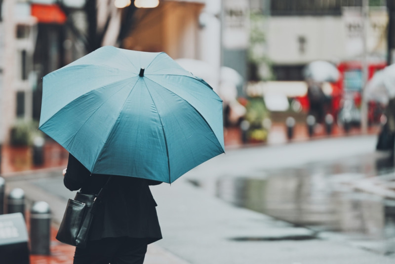 Un homme se promène avec un parapluie
