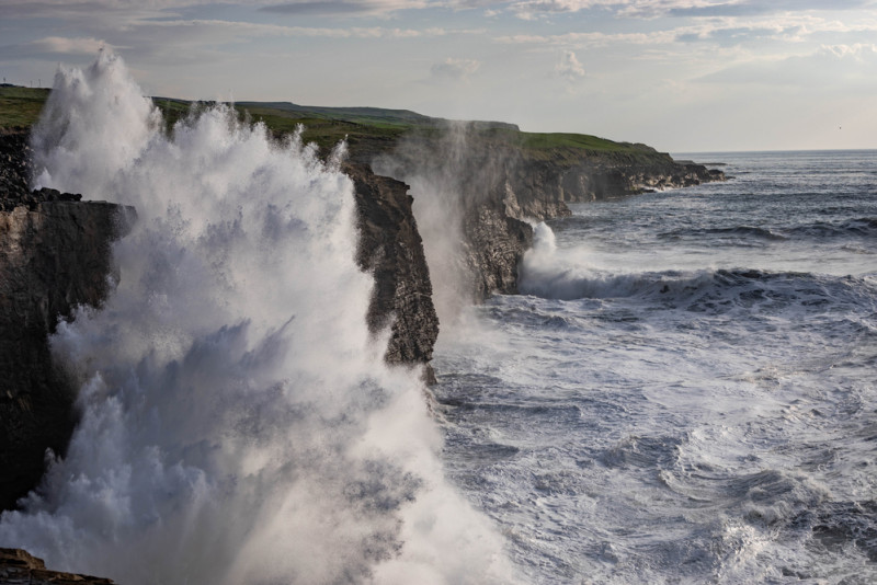 Vagues s'écrasant sur des falaises