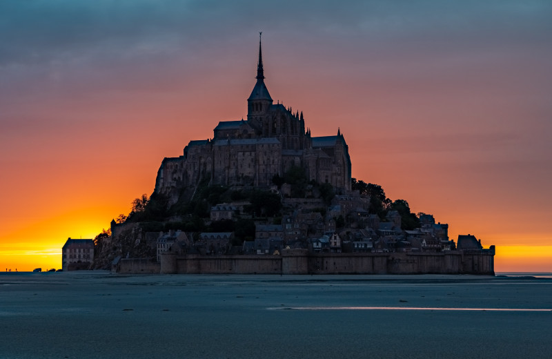 Le mont Saint-Michel à la tombée de la nuit