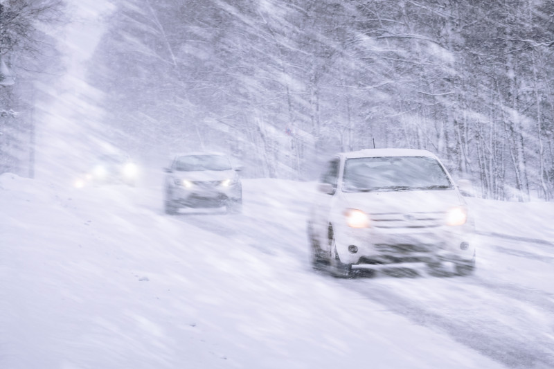 Vue d'une route enneigée