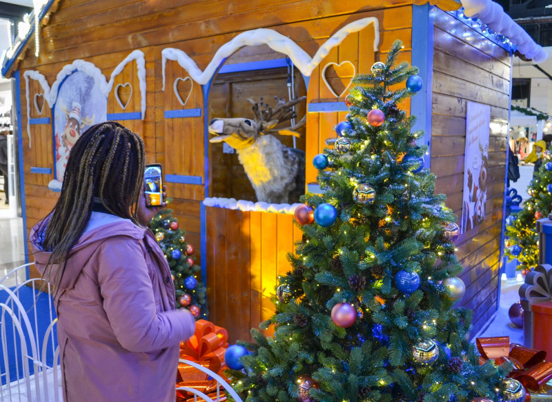 Une petite fille face à un chalet de Noël à Nantes