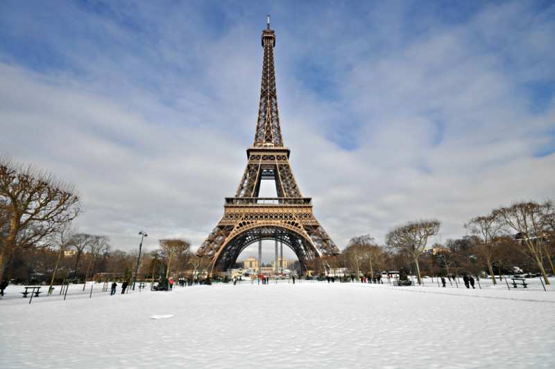 Paris et la tour Eiffel sous la neige