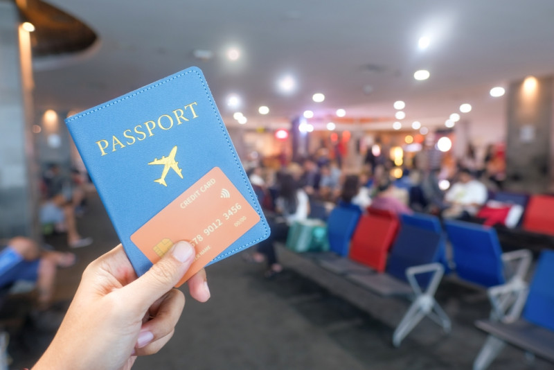 Une personne tient un passeport dans un aéroport