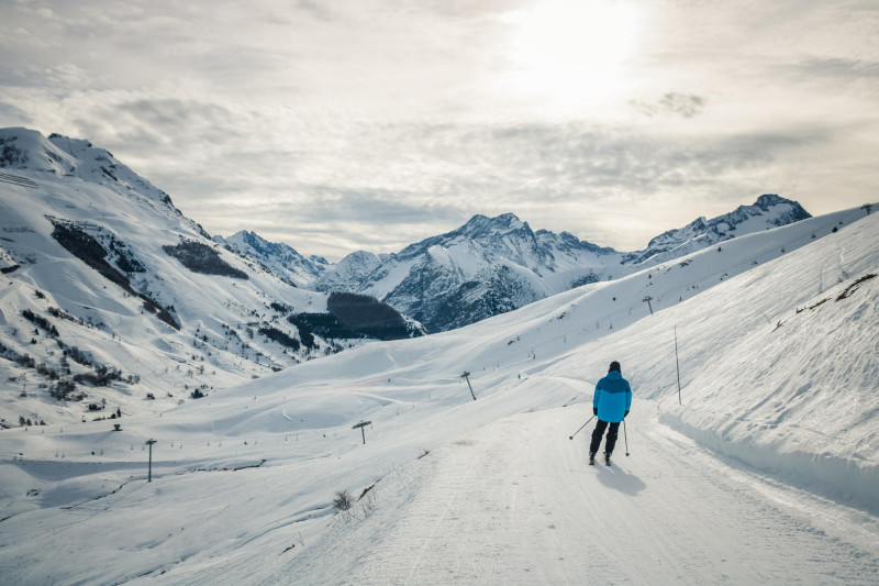 Un skieur sur une grande piste