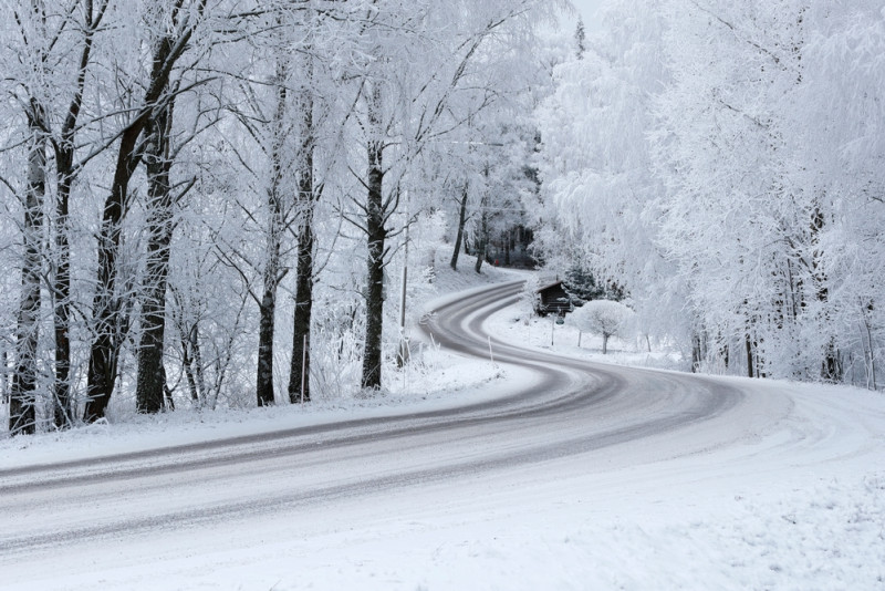 Vue d'une route enneigée