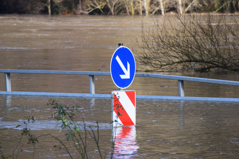 Vue d'une route inondée