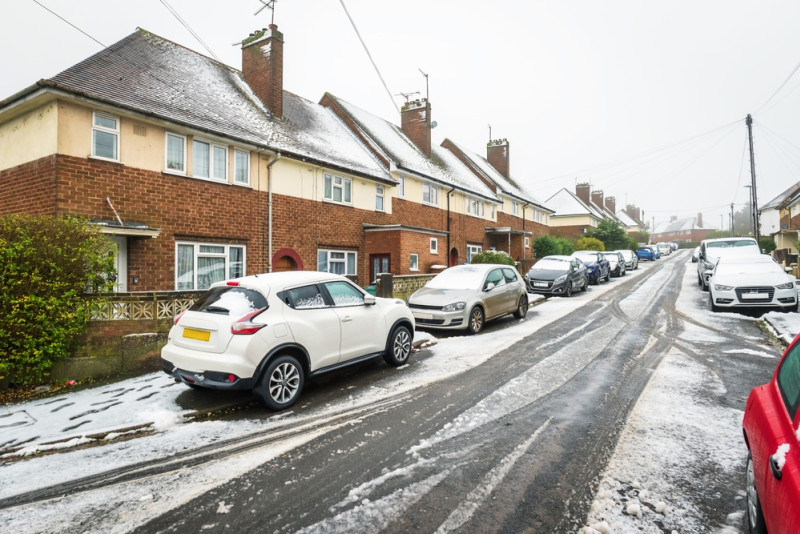 Rue enneigée d'un village