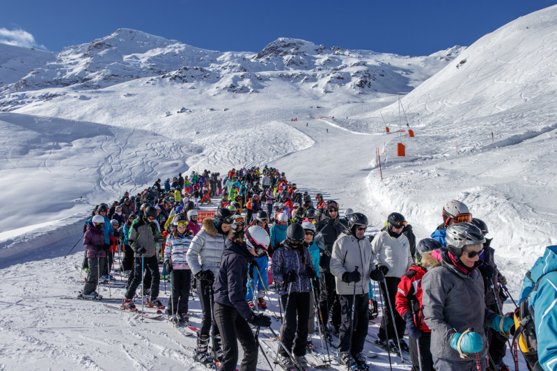 File d'attente de skieurs à la montagne