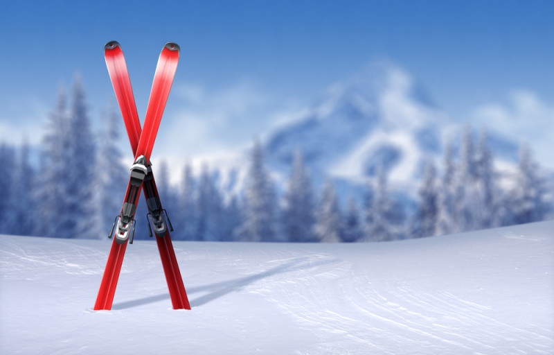 Des skis plantés dans la neige