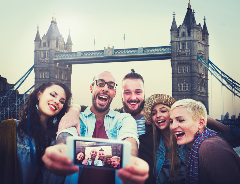 Des touristes prennent un selfie à londres