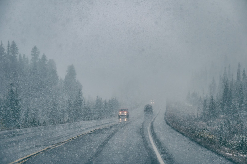 Une voiture sur la route en plein brouillard
