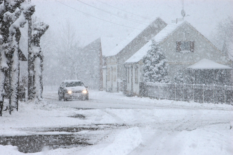 Voiture dans une tempête de neige