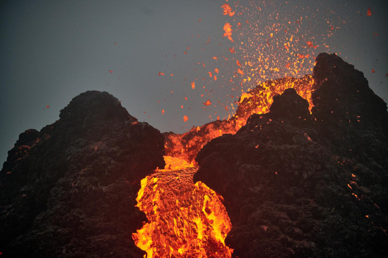 Eruption de lave sur un volcan