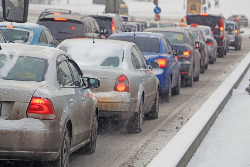 Bouchons sur une route enneigée