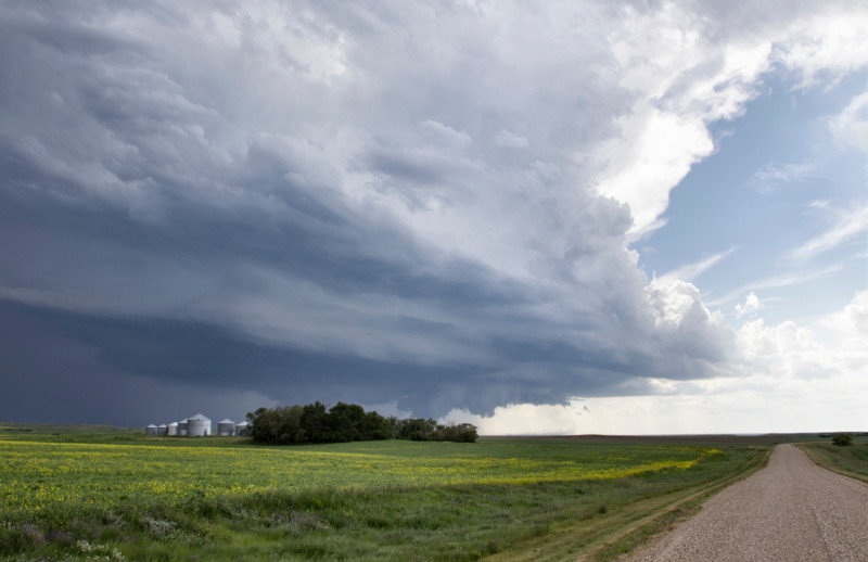 Campagne avec ciel nuageux
